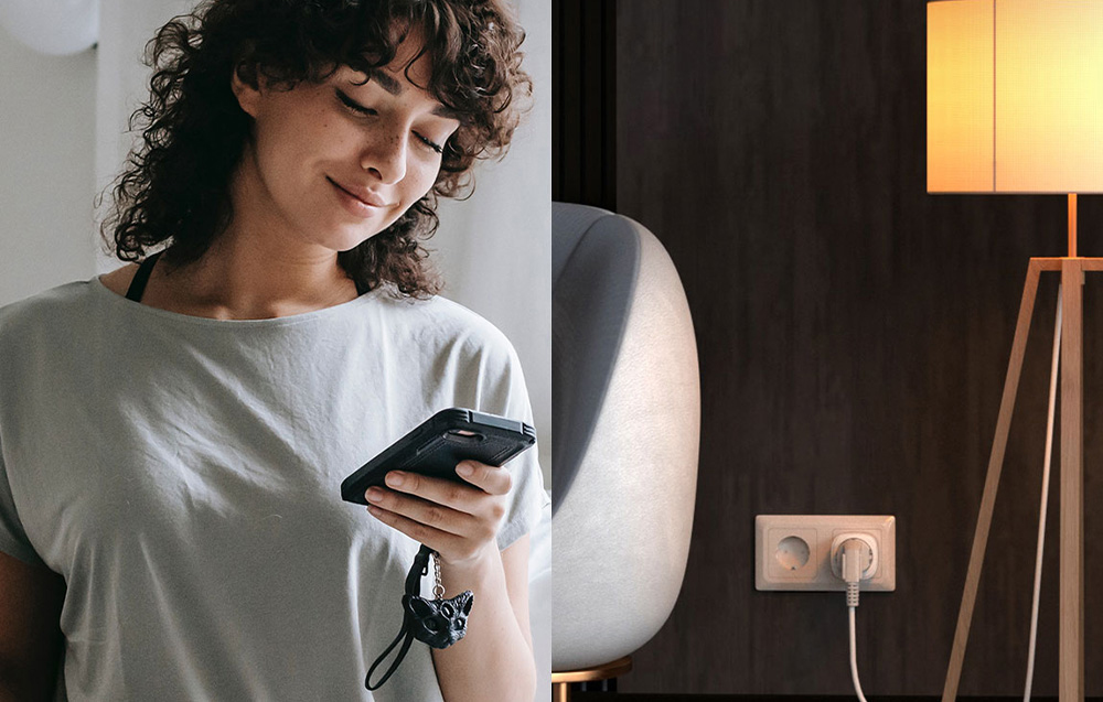 Μια χαμογελαστή γυναίκα που κρατά ένα smartphone· μια λάμπα είναι αναμμένη στη δεξιά πλευρά του δωματίου